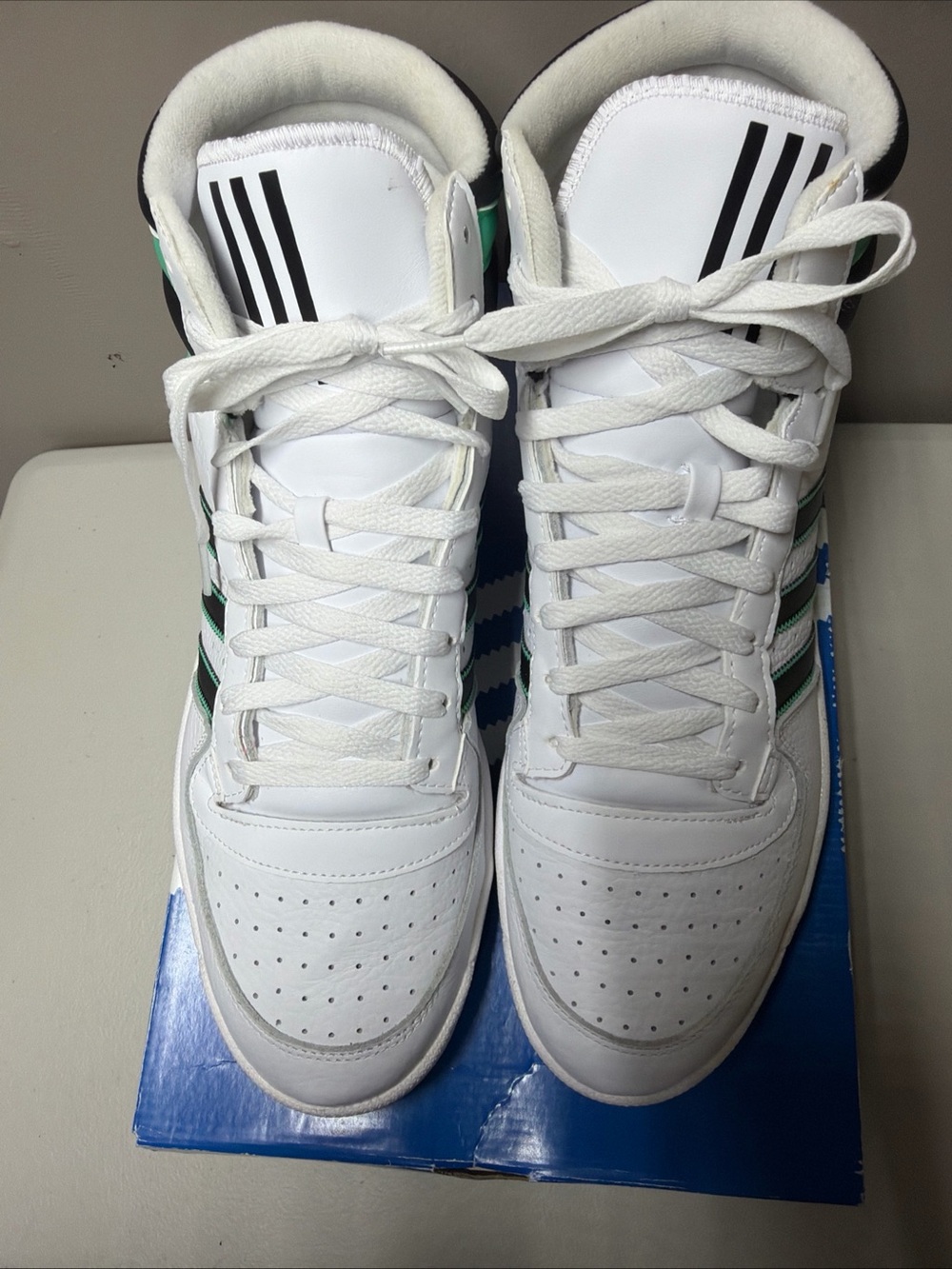 Shoe Box Label on Table - Picture 4 of 8